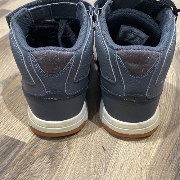 🪨 Nike SB Youth Leather Tie & Velcro Sneakers 🪨 - Picture 3 of 6